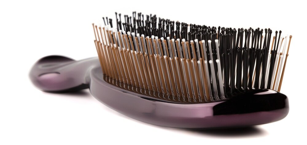 Szczotka do włosów BEAUTIFLY Essa Hair Brush zmniejsza ryzyko uszkodzeń mechanicznych, bez wyrywania pasm włosów, zdrowszy wygląd włosów