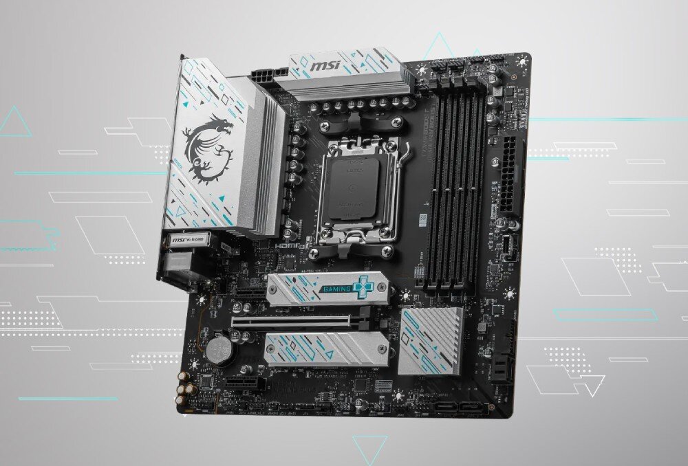Płyta główna MSI B650M Gaming Plus WiFi Widok całej płyty głównej formatu mATX z czarnym laminatem i srebrnymi radiatorami ozdobionymi geometrycznymi błękitnymi wzorami