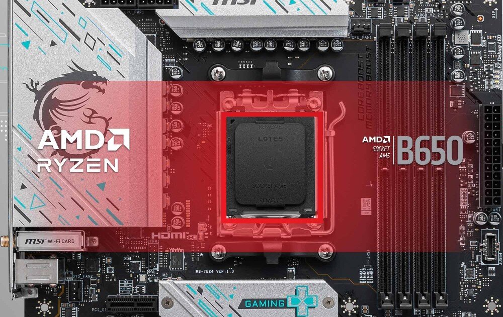 Płyta główna MSI B650M Gaming Plus WiFi Centralna część płyty głównej z gniazdem procesora przykrytym zaślepką, wyróżnionym czerwonym polem z logotypami AMD Ryzen i B650