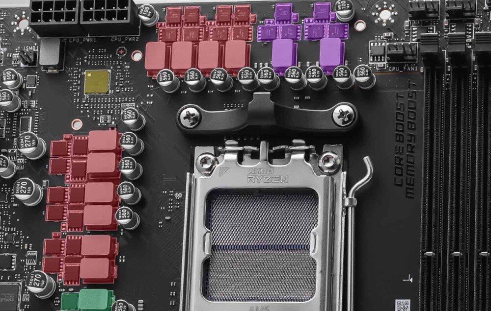 Płyta główna MSI B650M Gaming Plus WiFi Zbliżenie na sekcję zasilania płyty głównej z elementami wokół gniazda procesora wyróżnionymi czerwoną i fioletową grafiką