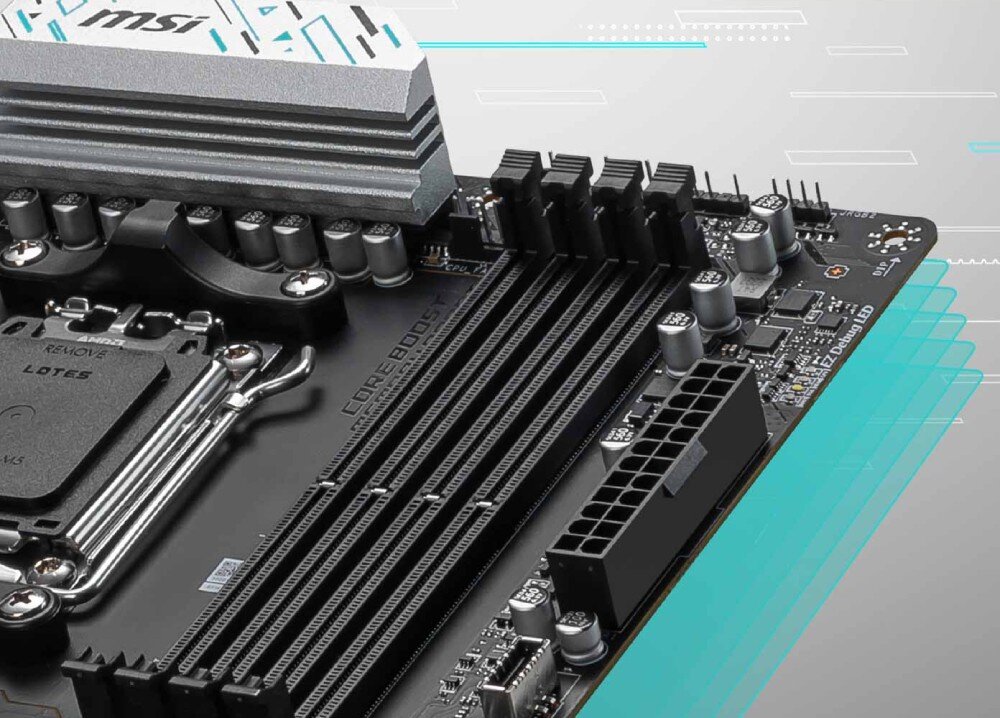 Płyta główna MSI B650M Gaming Plus WiFi Prawa krawędź płyty głównej z widocznymi slotami pamięci RAM i złączem zasilania na tle grafiki wizualizującej warstwy laminatu PCB