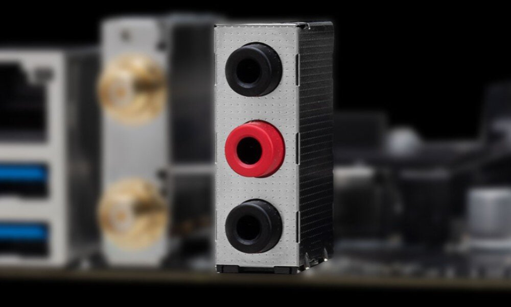 Płyta główna MSI B650M Gaming Plus WiFi Zbliżenie na metalowy moduł trzech gniazd audio jack na tylnym panelu płyty głównej