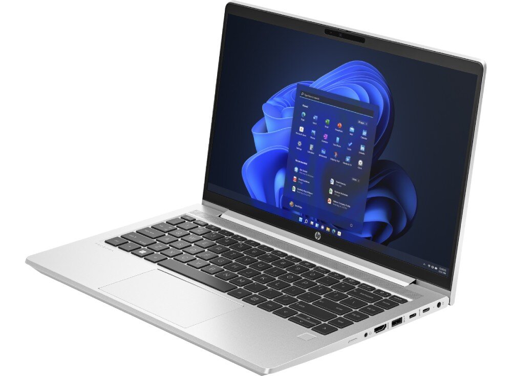 Laptop HP ProBook 440 G10 Laptop otwarty pod kątem, pokazujący klawiaturę, ekran oraz porty z boku obudowy, bateria, ładowanie, moc, wtyk