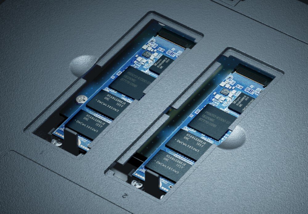 Serwer plików SYNOLOGY DiskStation DS423+ Zbliżenie na dwa zamontowane moduły pamięci SSD w gniazdach M.2 wewnątrz obudowy urządzenia, działanie, kieszenie na dyski