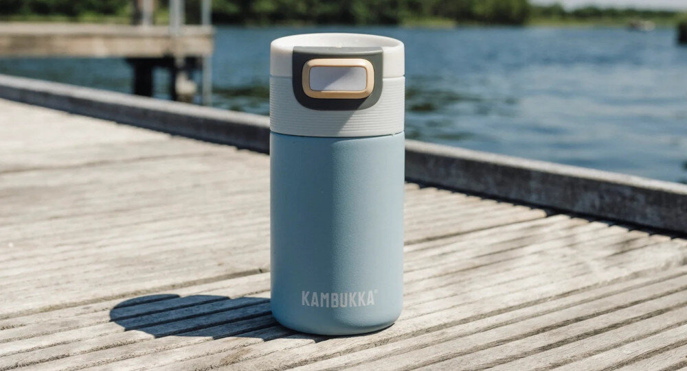 Kubek termiczny KAMBUKKA Etna 300 ml Jasnoniebieski utrzymanie temperatury izolacja próżniowa zimne ciepłe napoje nakrętka 3 w 1 wygoda bezpieczeństwo zmiana nakrętek personalizacja MIX & MATCH bez szkodliwego BPA bezpieczny dla zdrowia