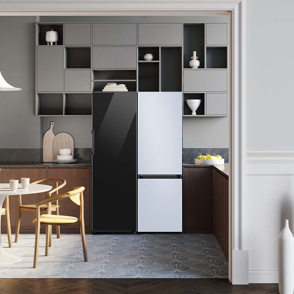 Kontrastujące ze sobą fronty modeli Bespoke, które zostały umieszczone w minimalistycznym pomieszczeniu kuchennym Kontrastujące ze sobą fronty modeli Bespoke, które zostały umieszczone w minimalistycznym pomieszczeniu kuchennym