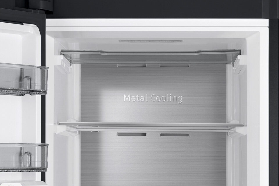 Metalowy panel na tylnej ściance kumuluje zimne powietrze, by po otwarciu drzwi szybciej przywrócić pożądaną temperaturę Metalowy panel na tylnej ściance kumuluje zimne powietrze, by po otwarciu drzwi szybciej przywrócić pożądaną temperaturę