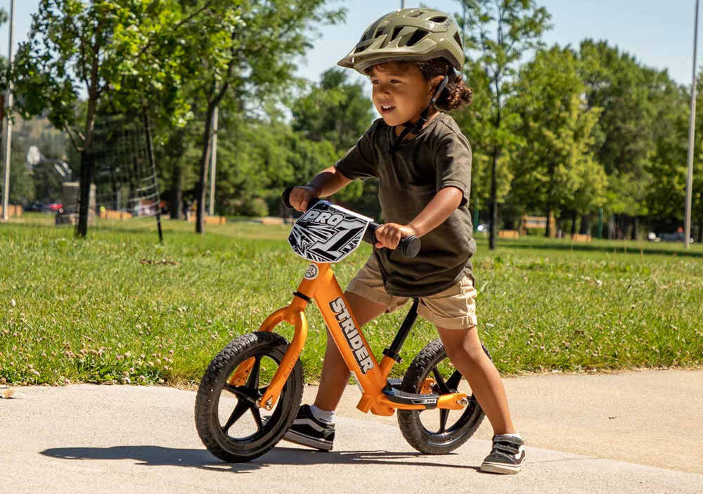 Rowerek biegowy STRIDER 12 Pro Pomarańczowy zabawa przygoda