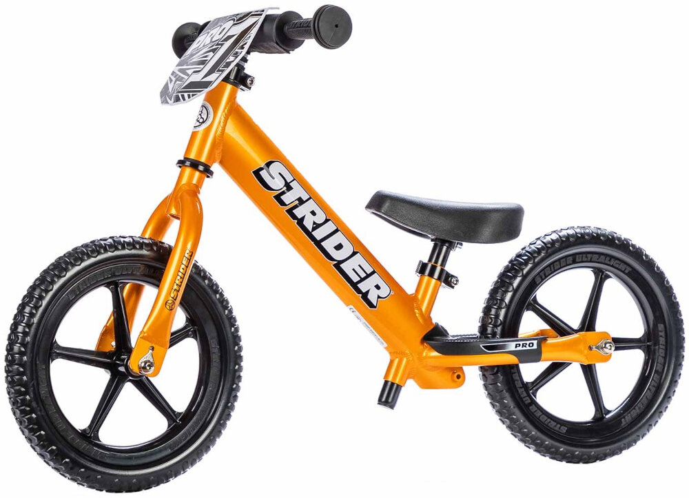Rowerek biegowy STRIDER 12 Pro Pomarańczowy rozwoj rownowaga pewnosc siebie zwawosc w pomaranczowym kolorze dla dzieci w wieku od 18 miesiaca zycia do 5 lat