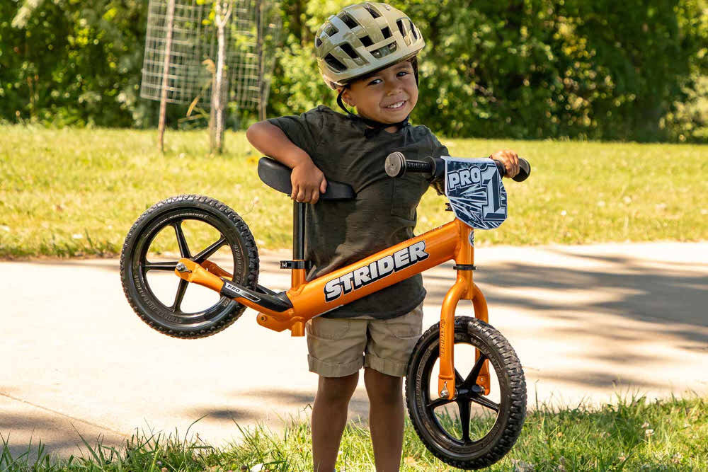 Rowerek biegowy STRIDER 12 Pro Pomarańczowy konstrukcja ramy z wysokiej jakosci aluminium lekki waga 3,5 kg trwaly wolnosc moc odpowiedzialnosc