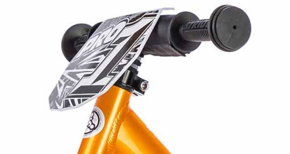 Rowerek biegowy STRIDER 12 Pro Pomarańczowy regulowana kierownica w zakresie 46-56 cm kierownica mini-Grip niewielkie uchwyty z pianki uretanowej ochronne koncowki bezpieczenstwo piankowa nakladka na kierownice