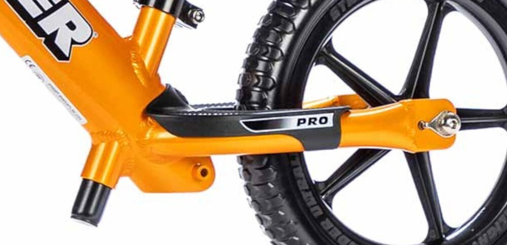 Rowerek biegowy STRIDER 12 Pro Pomarańczowy dluga zabawa komfort wyprofilowany podnozek antyposlizgowa nawierzchnia