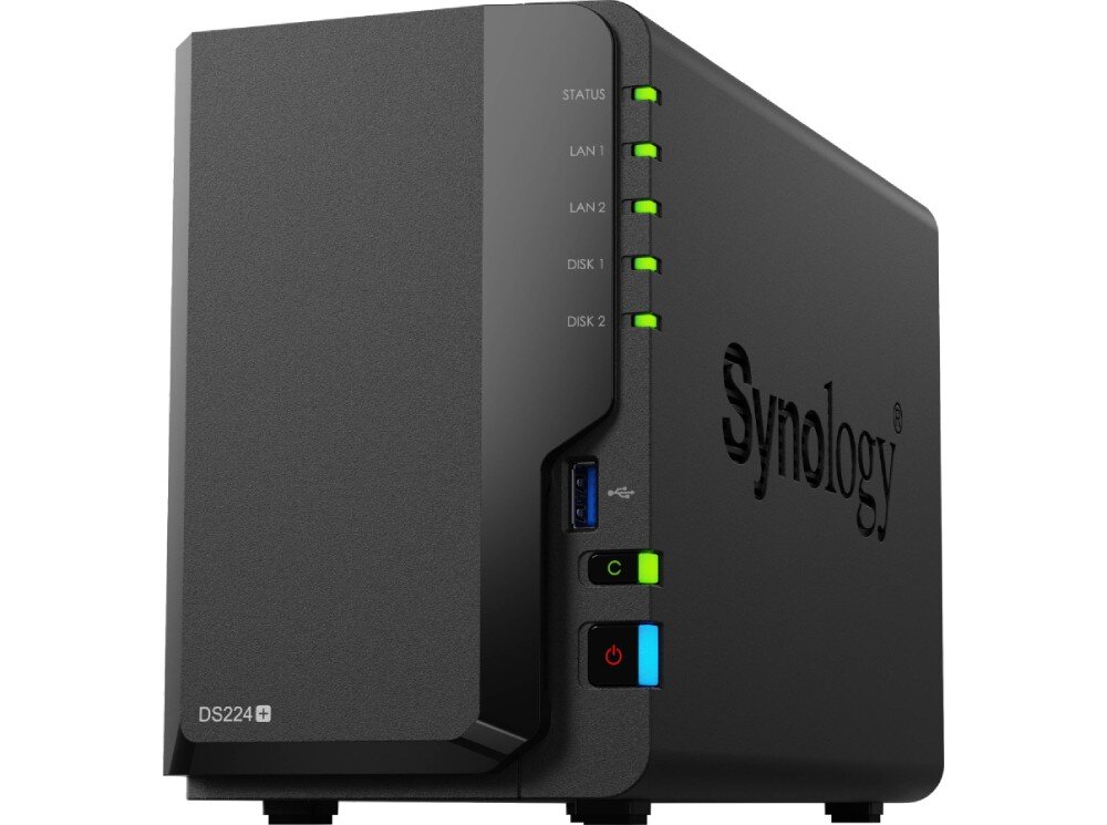 Serwer plików SYNOLOGY DiskStation DS224+ Zbliżenie przedstawia czarny, stojący pionowo serwer plików. Widoczne są kontrolki stanu pracy oraz porty USB znajdujące się na przednim panelu obudowy, szybkość