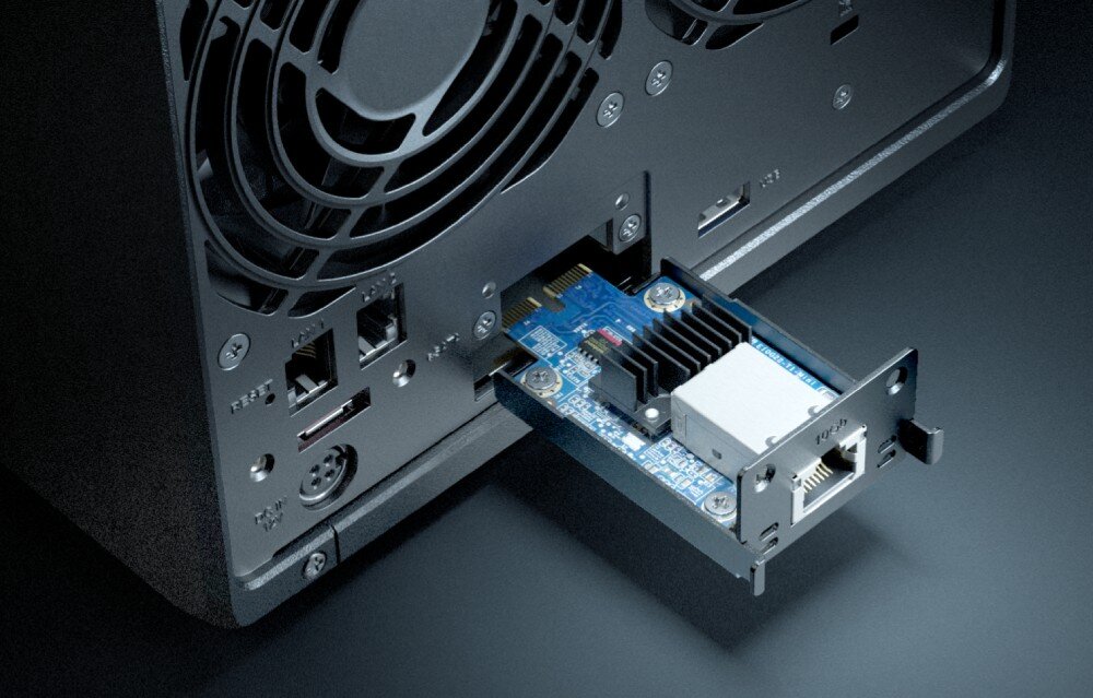Serwer plików SYNOLOGY DS923+ Tylny panel serwera plików z otwartą kieszenią na kartę rozszerzeń. Wysunięta karta sieciowa z chłodzeniem i portem Ethernet 10GbE, działanie, dyski, kompatybilność, złącza RJ-45