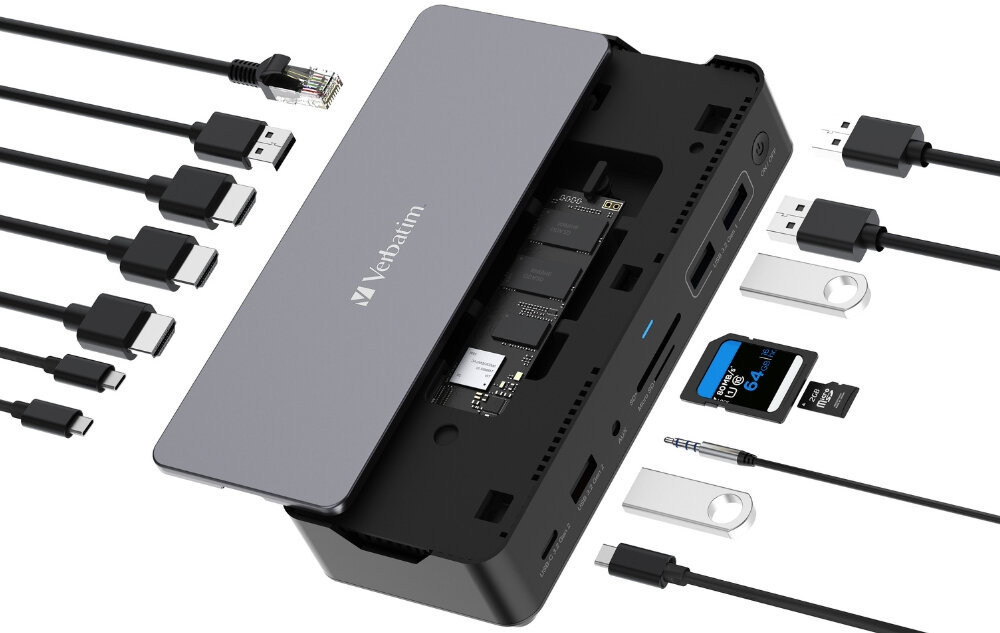 Stacja dokująca z logo Verbatim, otoczona różnymi kablami i adapterami, w tym USB, HDMI i Ethernet. Wewnątrz widoczny jest zamontowany dysk SSD oraz gniazda na karty pamięci.