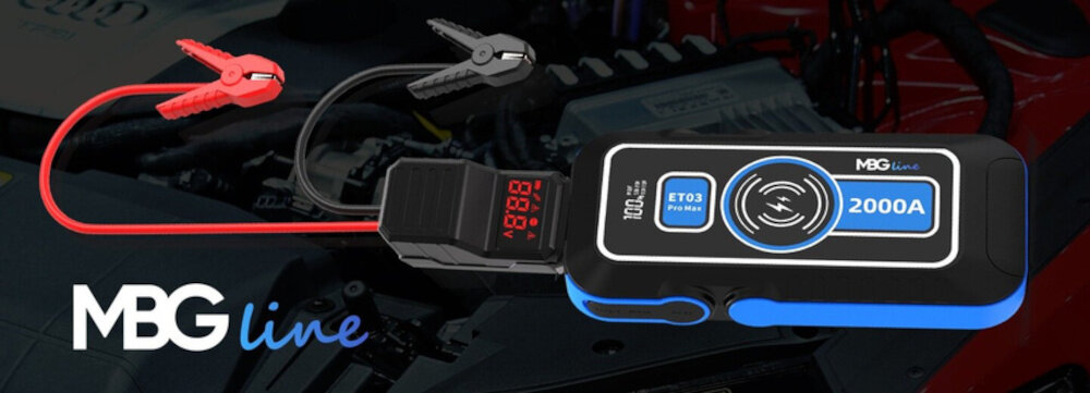 Urządzenie rozruchowe MBG LINE ET03 Pro urządzenie w poziomie z podłączonymi kablami urządzenia dwa porty USB-A QC3.0 port USB-C PD60W dodatkowege źródło energii w zestawie kabel USB-A/USC-C o długości 1 metra