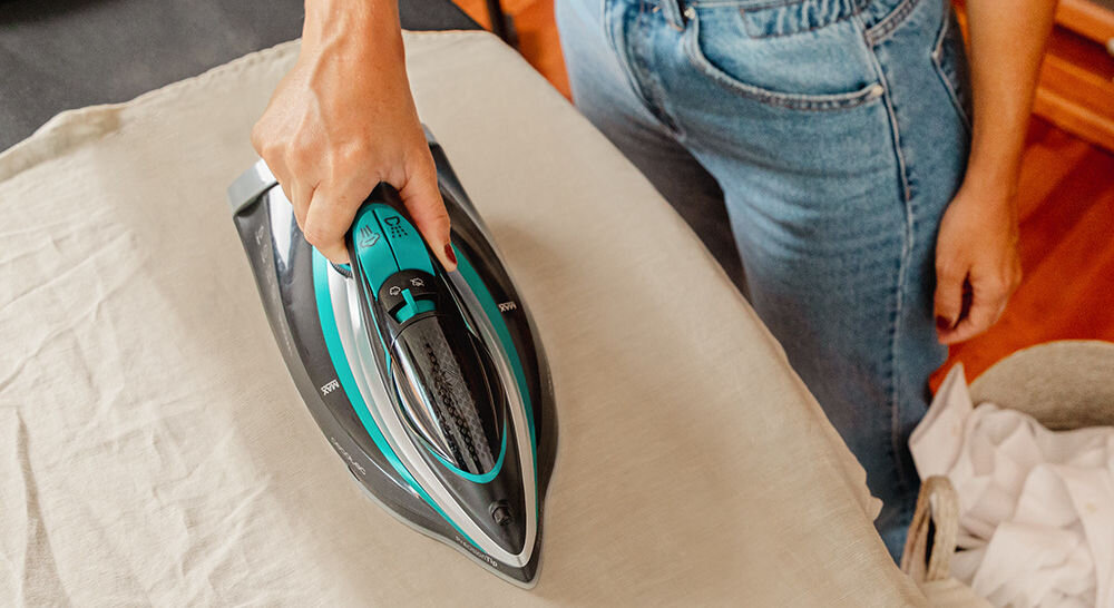 Żelazko bezprzewodowe CECOTEC IronHero 3100 bezpieczeństwo dwa systemy Smart Auto OFF automatyczne wyłączenie urządzenia po dłuższym okresie bezczynności Drip Block zapobieganie kapaniu wody zwiększony komfort uzytkowania technologia Cyclo Clean przedłużona żywotność utrzymanie wysokiej wydajności