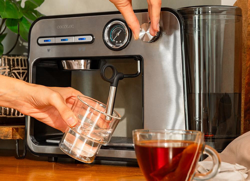 Ekspres CECOTEC Power Espresso 20 Square Pro elegancja kompaktowa konstrukcja smukłe linie srebrne wykończenie praktyczne stylowe uzupełnienie kuchni nie zajmuje dużo miejsca dla osób z ograniczoną przestrzenią elegancja