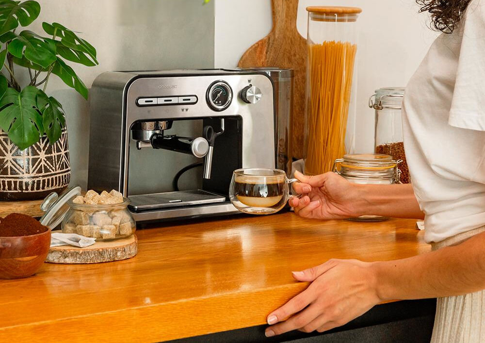 Ekspres CECOTEC Power Espresso 20 Square Pro maksymalna moc 1450 W dla kazdego miłośnika kawy intensywne espresso delikatne cappuccino wyjątkowa jakość i smak technologia Force Aroma wydajna pompa ciśnieniowa idealny aromat i bogaty blask świeżo zaparzona kawa