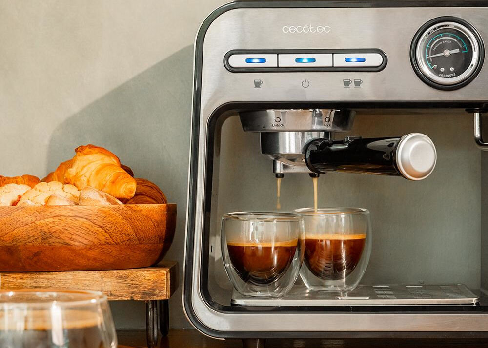 Ekspres CECOTEC Power Espresso 20 Square Pro ramię uchwytu filtra z podwójnym wylotem dwa filtry jednoczesne przygotowanie dwóch kaw świeżo zaparzona kawa w tym samym czasie mozliwośc parzenia dwóch kaw jednocześnie