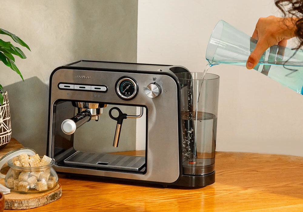 Ekspres CECOTEC Power Espresso 20 Square Pro wyjmowany zbiornik na wodę o pojemności 1 litra wyjmowany zbiornik łatwe napełnianie oraz czyszczenie oszczędnosć czasu i wysiłku duża pojemność zbiornika w małe jak i duże gospodarstwa domowe