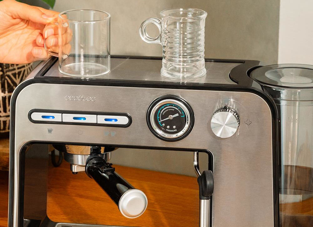 Ekspres CECOTEC Power Espresso 20 Square Pro taca do podgrzewania filiżanek stal nierdzewna ciepłe filiżanki zachowanie aromatu kawy poprawa komfortu picia mały detal lepsze doznania smakowe praktyczne rozwiązanie dodatkowy atut estetyczny prawdziwe doświadczenie