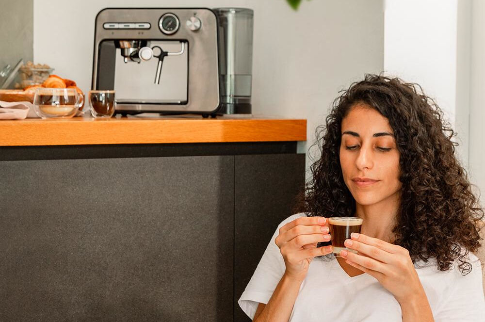 Ekspres CECOTEC Power Espresso 20 Square Pro dla każdego miłośnika kawy elegancki design wysoka wydajność praktyczne funkcje kawa o doskonałym smaku ułatwienie codziennego użytkowania przyjemność z picia kawy w domowej kuchni w biurze prawdziwy partner w codziennym rytuale picia kawy
