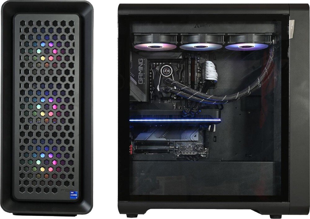 Komputer NTT HIRO AirFrame ZKG-I9R4070SH-T24 Widok z przodu i z boku na komputer stacjonarny. Z przodu znajduje się panel z wzorem plastra miodu i podświetleniem RGB. Z boku przez przezroczysty panel widać zamontowane wewnątrz podzespoły, pamięć dysk pojemność szybkość