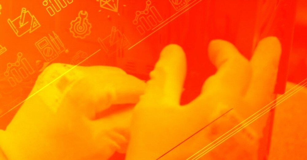 Komputer NTT HIRO AirFrame ZKG-I9R4070SH-T24 Zdjęcie w odcieniach pomarańczowo-żółtych przedstawiające ręce osoby w rękawiczkach, które montują lub naprawiają elementy elektroniczne, trwałość testy niezawodność podzespoły