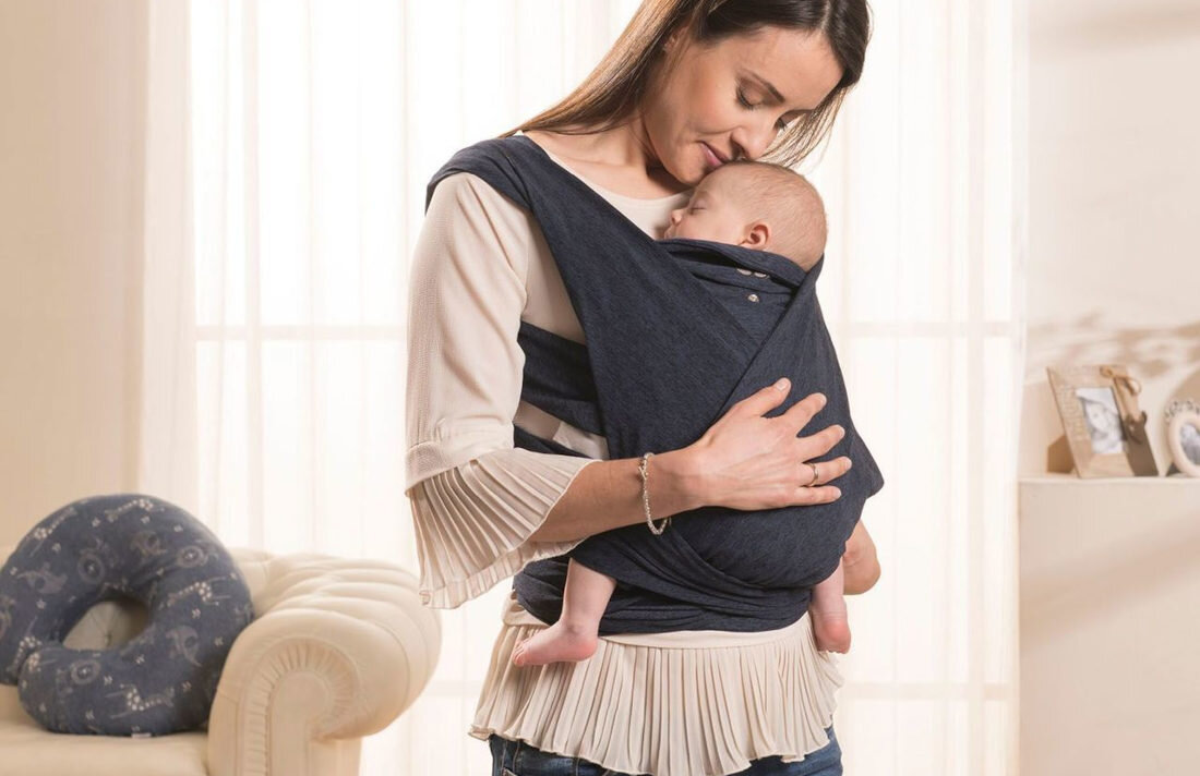 Nosidełko CHICCO Comfyfit Granatowy bliskość komfort ciepło miękki materiał bezpieczeństwo