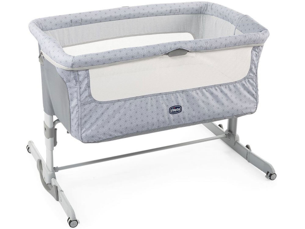 Łóżeczko dostawne CHICCO Next2Me Dream Silver Srebrny prosty system montażu jeden przycisk łatwe przyłączenie do łóżka rodziców bliskość bezpieczeństwo poczucie spokoju rodziców funkcja kołysania uspokojenia dziecka pomoc w zasypianiu regulowane nóżki kółka do przemieszczania do każdego łóżka rodziców 