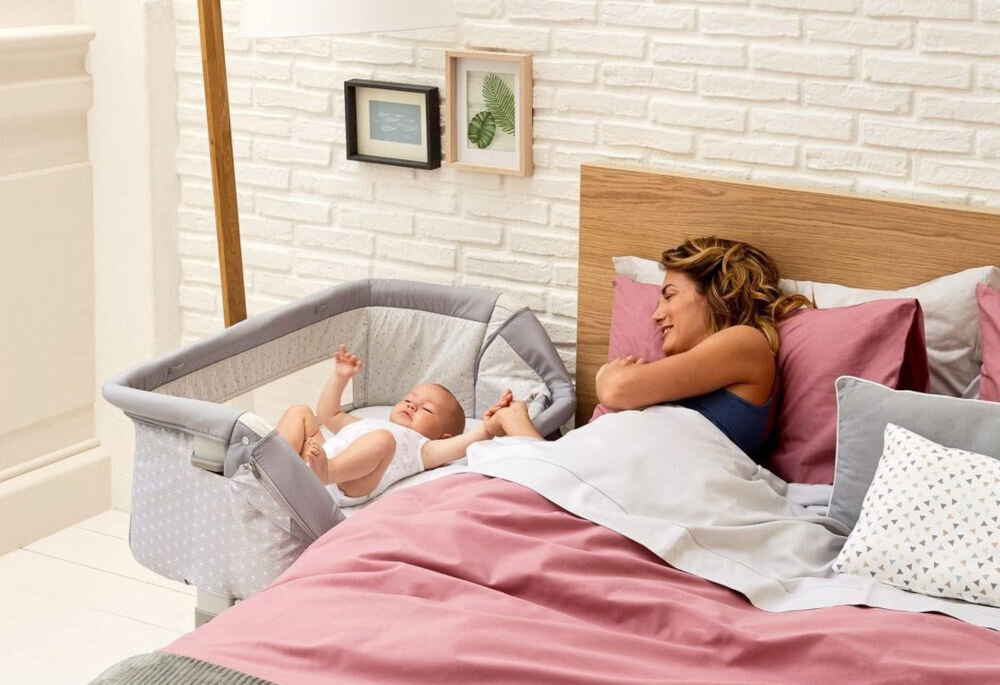 Łóżeczko dostawne CHICCO Next2Me Dream Sage Niebieski funkcjonalność komfort lekkie 10 kg łatwe rozkładanie i składanie możliwość zdjęcia i wyprania poszycia ułatwienie utrzymania w czystości materacyk torba do przechowywania system kółek z blokadą antypoślizgowe nóżki stabilność regulacja wysokości 6 stopni okienko z siatki komfort maluszka odpowiednia wentylacja wygoda podczas snu 