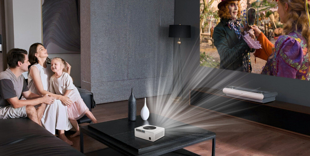 Projektor EXTRALINK Smart Life Vision Max - Łatwość konfiguracji, projektor wyświuetla mecz piłki nożnej, osoby oglądają mecz