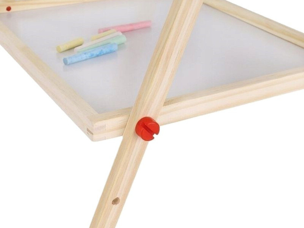 Tablica magnetyczna EXTRALINK EX.32976 Zbliżenie na drewnianą konstrukcję tablicy dla dzieci z widoczną białą powierzchnią magnetyczną, kolorową kredą oraz czerwonym pokrętłem do regulacji wysokości i stabilizacji.