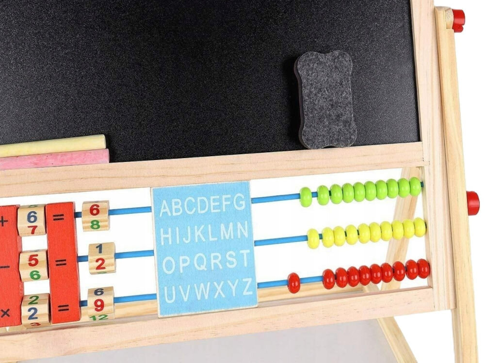 Tablica magnetyczna EXTRALINK EX.32976 Detal panelu edukacyjnego tablicy zawierający kolorowe liczydło z koralikami, tabliczkę z alfabetem oraz obrotowe kostki z działaniami matematycznymi pod czarną powierzchnią do pisania kredą.