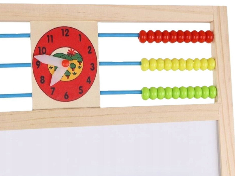 Tablica magnetyczna EXTRALINK EX.32976 Zbliżenie na górną część tablicy edukacyjnej z wbudowanym zegarem do nauki godzin oraz rzędami kolorowych koralików liczydła na metalowych prowadnicach.