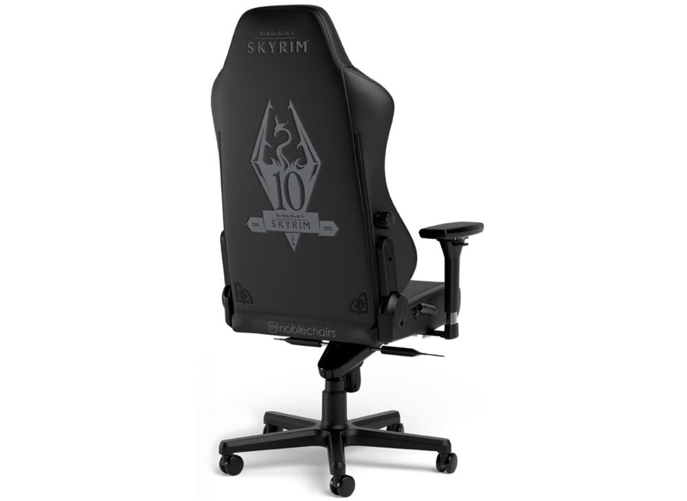 Fotel NOBLECHAIRS Hero The Elder Scrolls V: Skyrim 10th Anniversary Edition Czarny prezentacja fotela na białym tle od tyłu regulowane wsparcie lędźwiowe ergonomiczne oparcie redukcja zmęczenia