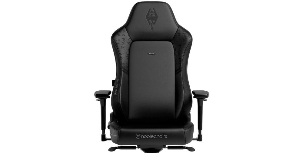 Fotel NOBLECHAIRS Hero The Elder Scrolls V: Skyrim 10th Anniversary Edition Czarny prezentacja fotela na białym tle od przodu jeden z większych szerokie siedzisko podwyższone oparcie zwiększona powierzchnia podłokietników przestrzeń wygoda