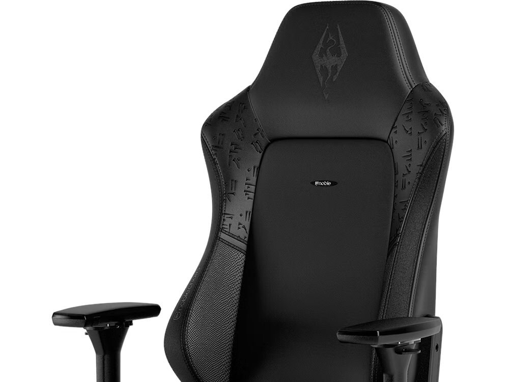 Fotel NOBLECHAIRS Hero The Elder Scrolls V: Skyrim 10th Anniversary Edition Czarny prezentacja fotela od przodu pod kątem na białym tle zbliżenie na górną część oparcia zagłówek z pianką memory, ergonomiczne podparcie szyi