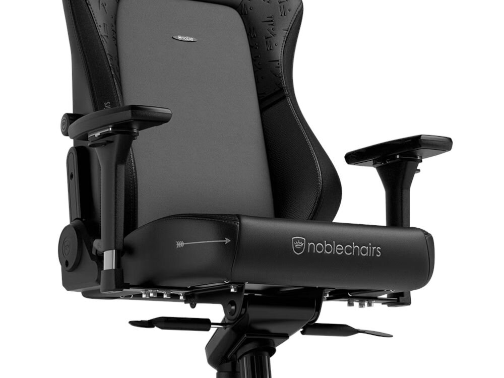 Fotel NOBLECHAIRS Hero The Elder Scrolls V: Skyrim 10th Anniversary Edition Czarny zbliżenie na podłokietniki na białym tle podłokietniki 4D regulacja wysokości i kąta nachylenia ergonomia