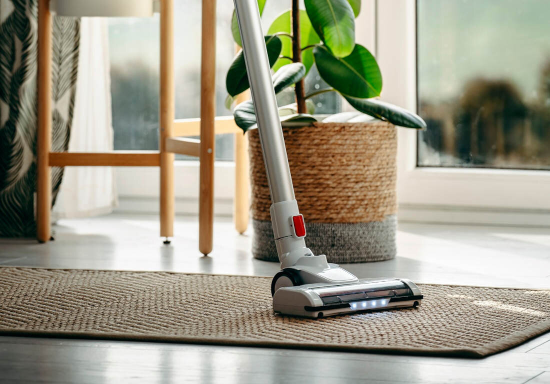 Odkurzacz ADLER AD 7051 Widoczność w każdym kącie Elektroszczotka z oświetleniem LED  pod meblami i w ciemnych zakamarkach efekt w krótkim czasie