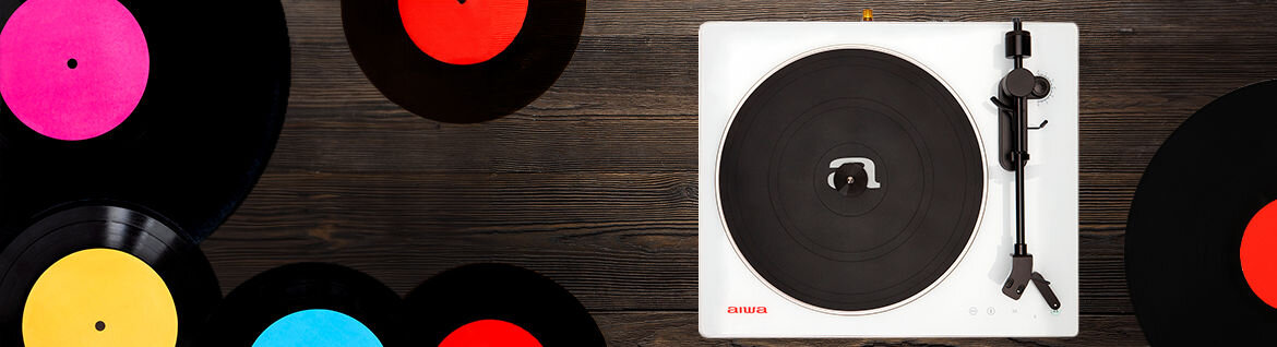Gramofon AIWA APX-680BT/WT port USB digitalizacja winyli przedwzmacniacz RIAA, gramofon od góry na drewnianym blacie