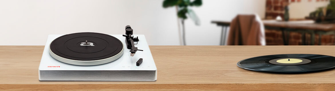 Gramofon AIWA APX-680BT/WT design dotykowy panel aluminium LED, gramofon od frontu na drewnianym blacie