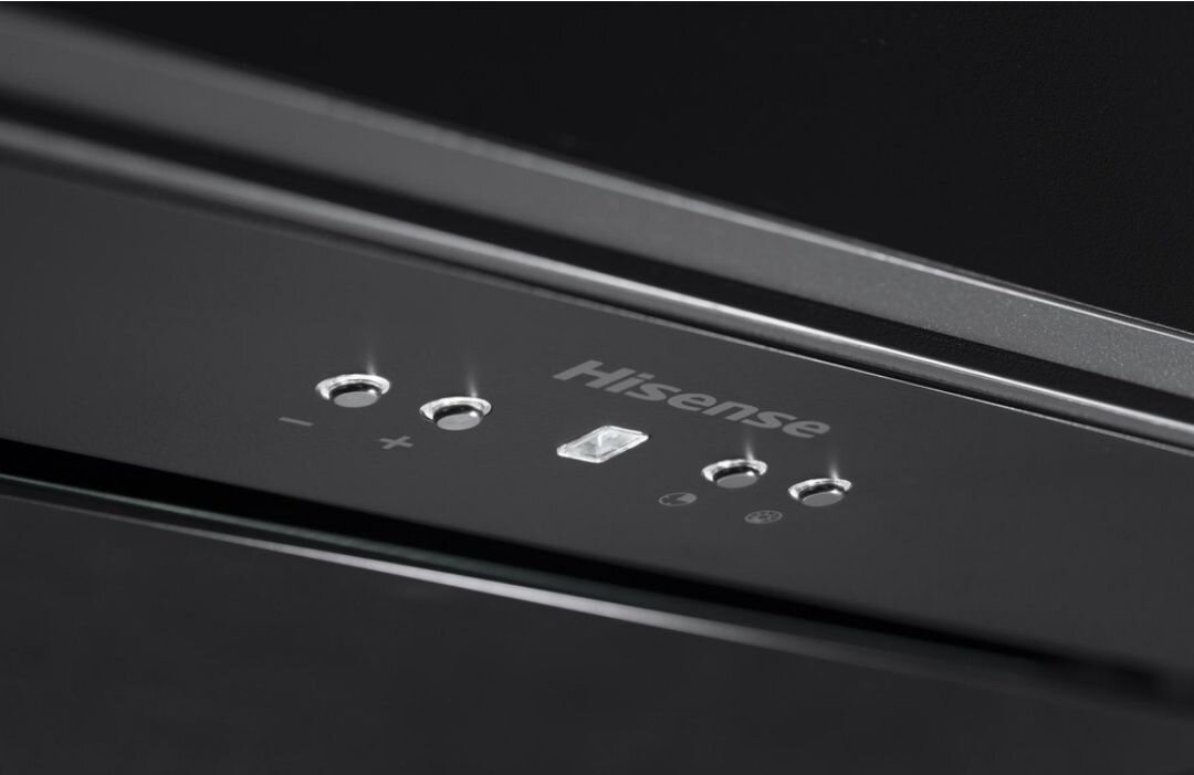 OKAP HISENSE CH8BI3GB Zbliżenie na panel sterowania okapu Hisense z przyciskami regulacji i oświetlenia. Prosta obsługa najważniejszych funkcji