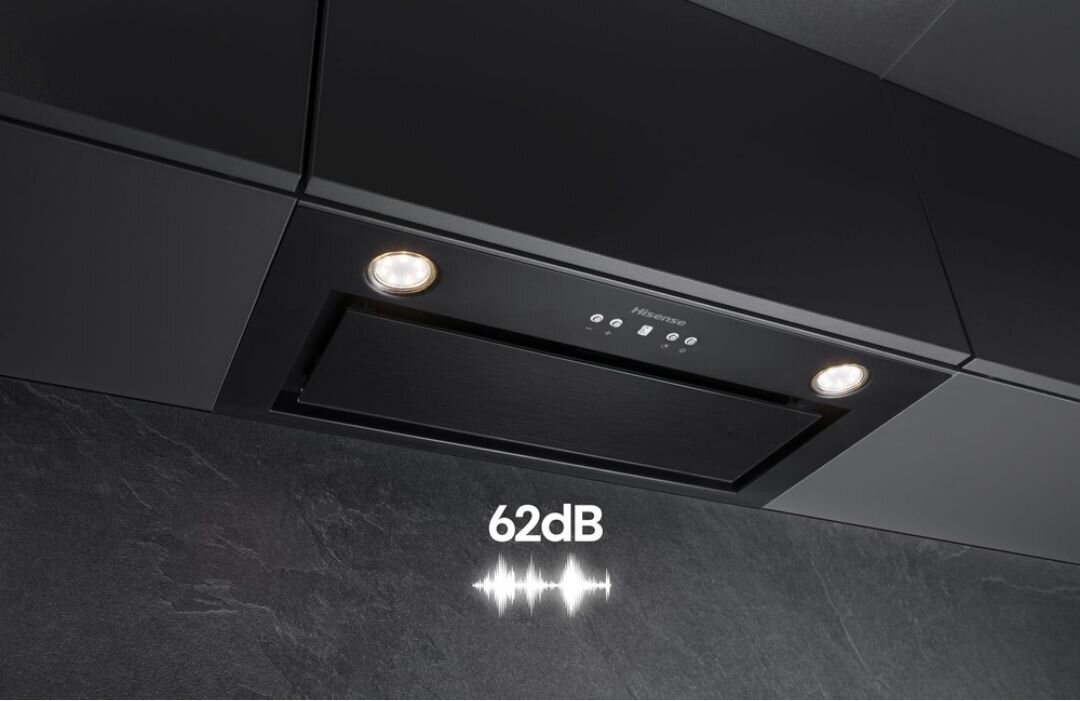 OKAP HISENSE CH8BI3GB Okap z oznaczeniem poziomu hałasu 62 dB. Grafika podkreśla cichą pracę urządzenia