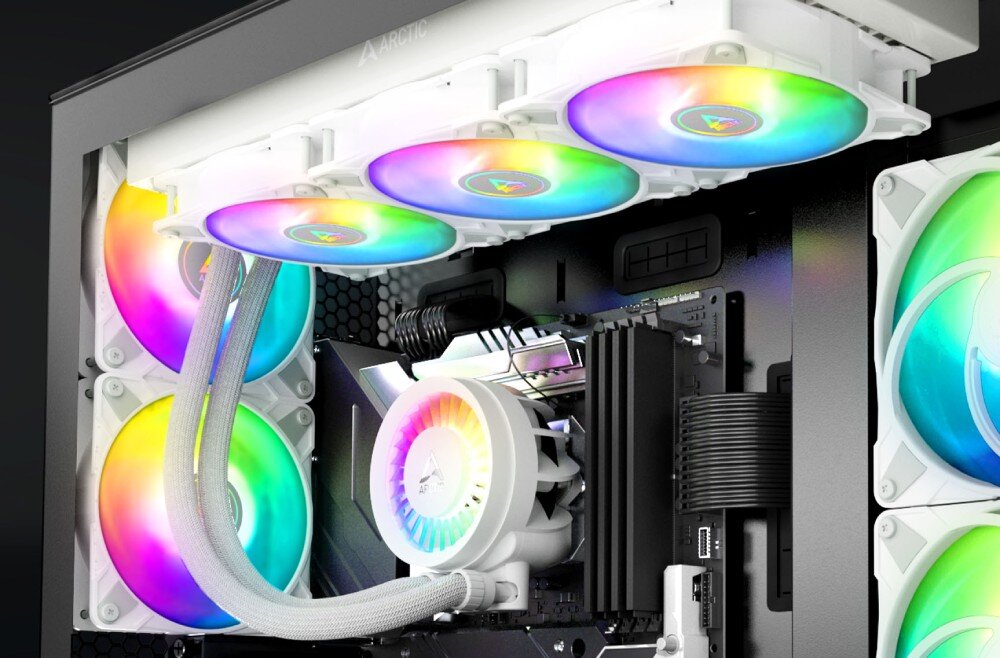 Chłodzenie wodne ARCTIC Liquid Freezer III 360 ARGB System chłodzenia cieczą zamontowany we wnętrzu obudowy komputerowej z podświetlanymi wentylatorami i blokopompką
