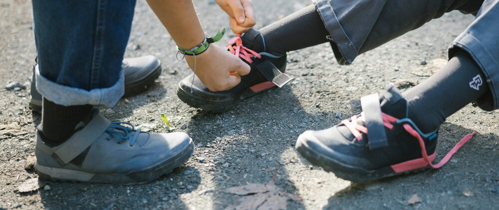 Buty rowerowe SHIMANO SH-GE500 Czarny rozmiar 42 praktyczny wybor komfort funkcjonalnosc sznurowadla regulowany pasek na podbiciu stabilne indywidualnie dopasowane trzymanie stopy