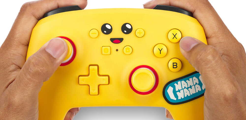 Kontroler POWERA Switch Enhanced Fortnite Peely prezentacja kontrolera na białym tle ręce na kontrolerze pewnie leży w dłoniach ergonomiczna konstrukcja teksturowane uchwyty komfort kontrola