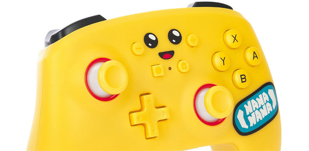 Kontroler POWERA Switch Enhanced Fortnite Peely prezentacja pada od przodu na białym tle pierścienie przeciwcierne płynne i dokładne ruchy analogów układ przycisków Nintendo