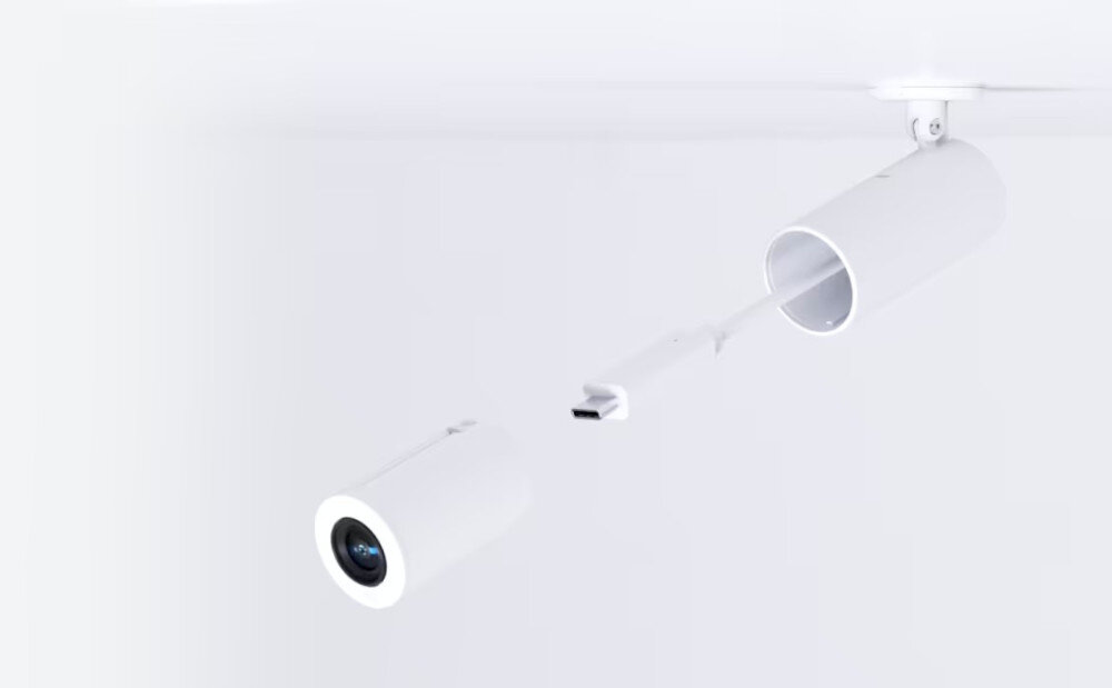 Kamera IP UBIQUITI AI Theta Pro Long-Distance Lens - Czytelny obraz nocą, kamera przymocowana do sufitu rozłożona na podzespoły